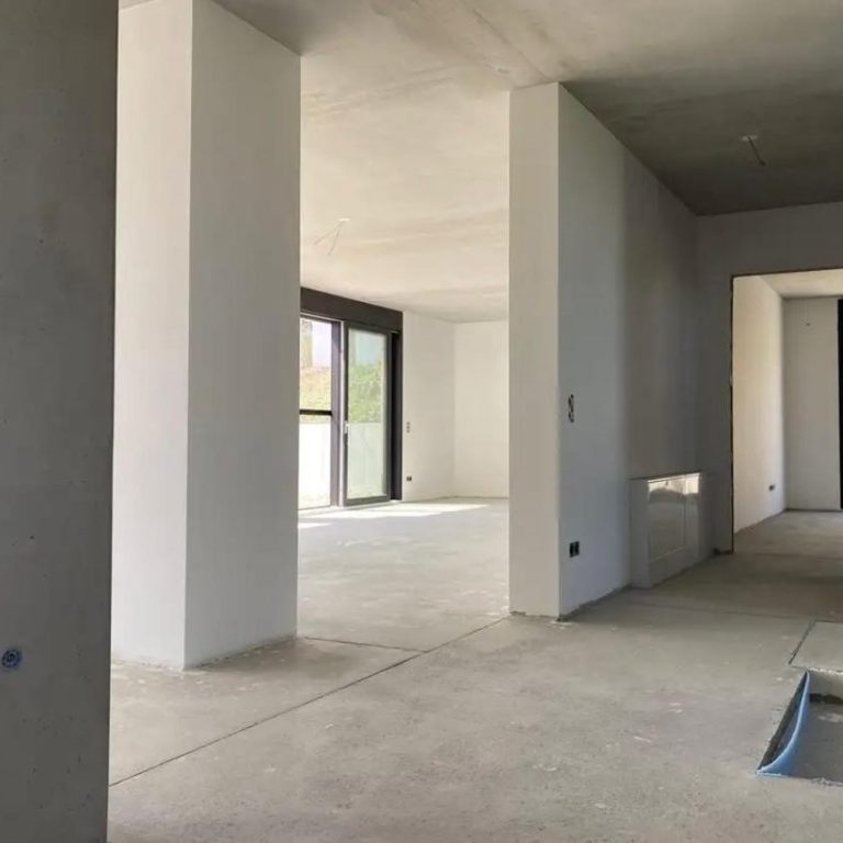 Innenputzarbeiten mit glatten Wand- und Deckenflächen im Neubau