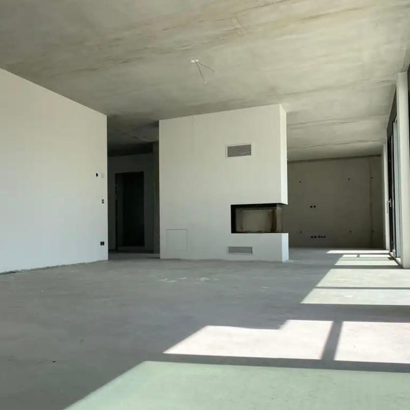 Hochwertige Innenputzarbeiten in modernem Wohnraum mit glatten Wandflächen