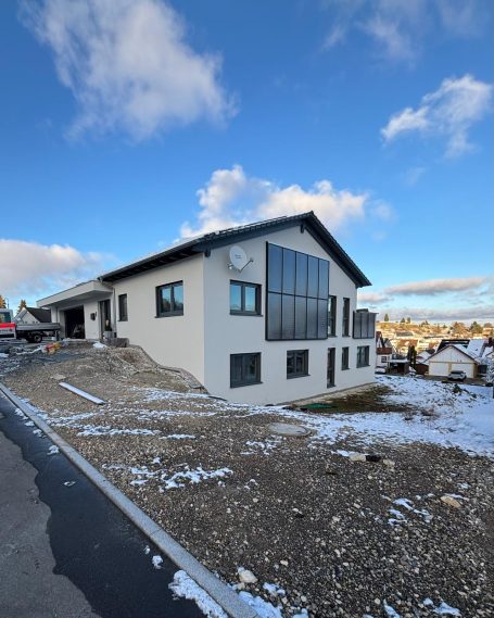 Außenputzarbeiten an einem Neubau im Zollernalbkreis