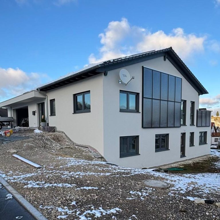 Außenputz an einem modernen Einfamilienhaus mit gleichmäßiger Fassadenstruktur