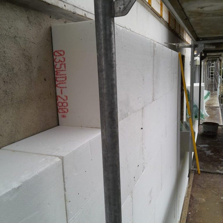 WDVS mit Styropor-Dämmplatten an der Fassade während der Montage